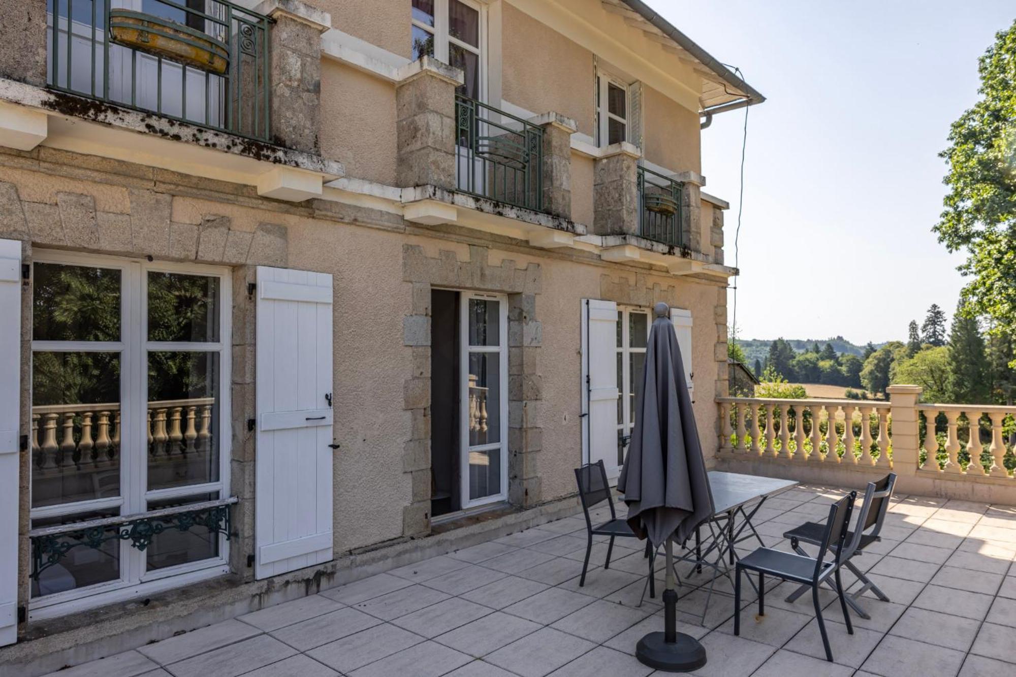 Отель Domaine De La Clauzure La Roche-Canillac Экстерьер фото