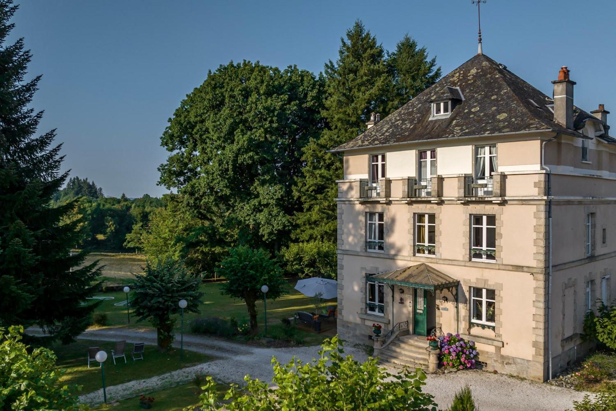 Отель Domaine De La Clauzure La Roche-Canillac Экстерьер фото